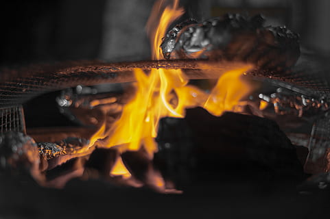 brand, gespleten toon, haard, branden, rooster, bbq, voedsel, foiled wrap, wikkelen, brandend, vlam, vuur - natuurverschijnsel, warmte - temperatuur, natuur, hout, hout - materiaal, Oranje kleur, beweging, detailopname, gloeiend, logboek, buitenshuis, geen mensen, religie, evenement, geel, nacht, vreugdevuur, 4K, CC0, publiek domein, royaltyvrij