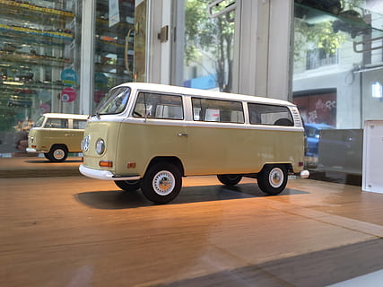 Espagne, Madrid, modèle, van, Volkswagen, mode de transport, véhicule à moteur, voiture, transport, véhicule terrestre, ville, journée, personne, à l'intérieur, table, rue, route, se concentrer sur le premier plan, architecture, style rétro, jouet, structure construite, 2K, CC0, domaine public, libre de droits
