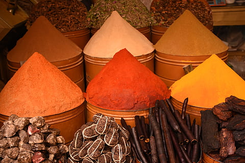 condiment conice, marocan, mancare si bautura, alimente, cu amănuntul, piaţă, de vânzare, grup mare de obiecte, variație, condiment, nici o persoana, alegere, stand de piață, morman, aranjament, abundenţă, mici afaceri, natură moartă, grămadă, recipient, unul langa altul, afișare cu amănuntul, vânzare, 5K, CC0, domeniu public, fără drepturi de autor