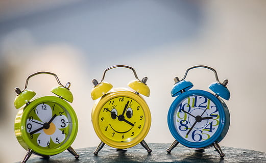 Tempo, fuso horário, globo, mundo, em formação, relógio, despertador, mostrador do relógio, grupo de objetos, natureza, ninguém, multi colorido, fechar-se, azul, céu, data limite, mesa, focar em primeiro plano, ainda vida, comunicação, manhã, estilo retro, número, ponteiro dos minutos, 5K, CC0, domínio público, royalty free