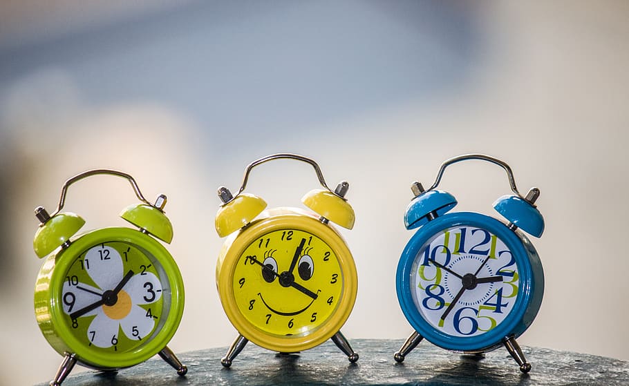 tid, tidszone, globus, verden, Information, ur, vækkeur, uret ansigt, gruppe af objekter, natur, ingen mennesker, multi farvet, tæt på, blå, himmel, deadline, bord, fokus på forgrunden, stilleben, meddelelse, morgen, retro stylet, nummer, minut hånd, 5K