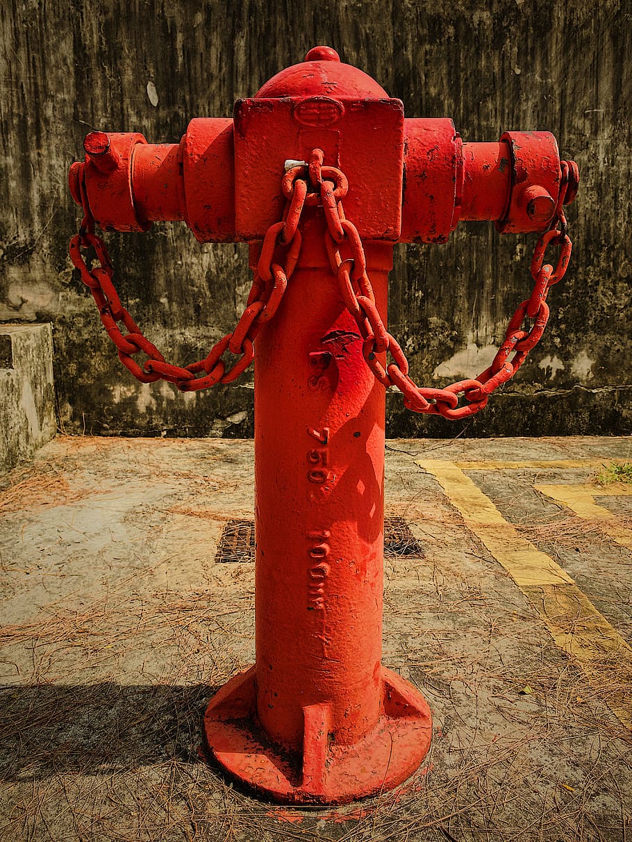 hidrant, boca d'incendi, creu, símbol, Singapur, 23 a 40 geylang, aigua, paret, cadena, concret, bomber, cadenes, crua, trist, vermell, foc, iphone, marró, endavant, tir, metall, seguretat, dia, cap gent, protecció, a l'aire lliure, primer pla, accidents i desastres, arquitectura, corda, llum solar, estructura construïda, sol objecte, vell, naturalesa, vàlvula, vàlvula de màquina, 2K