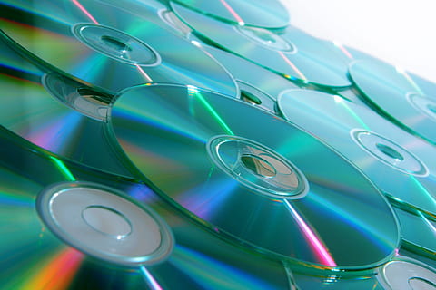 blank, blå, cd, data, disk, dvd, plast, studio skud, forbindelse, teknologi, stor gruppe af objekter, indendørs, tæt på, ingen mennesker, grøn farve, fuld ramme, forretning, overflod, multi farvet, stilleben, gruppe af objekter, baggrunde, hvid baggrund, høj vinkel visning, gruppe, 2K, CC0, offentligt domæne, royaltyfrie