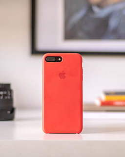 post-2016, post -2016 iphone, vermell, cas, centrar-se en primer pla, a l'interior, tecnologia, primer pla, cap gent, control, enfocament selectiu, taula, comunicació, control remot, dia, negocis, equipament, seguretat, senzillesa, cultura i entreteniment artístic, natura morta, polsador, 4K, CC0, domini públic, lliure de regalies
