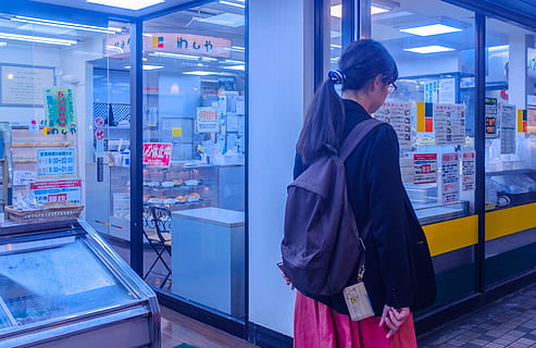 motxilla negra, persona, humà, botiga, cafeteria, restaurant, quiosc, roba, farmàcia, blau, oficina postal, màquina, gent, pantalla, monitor, electrònica, pantalla lcd, clínica, supermercat, una persona, de peu, tres quarts de longitud, mirant, adult jove, tecnologia, adult, a l'interior, negocis, il·luminat, cintura cap amunt, venda al detall, dones joves, persones reals, mig adult, vista lateral, dones, consumisme, roba calenta, pentinat, 5K, CC0, domini públic, lliure de regalies