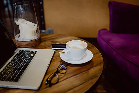 tasse, café, table, intérieur, technologie, La technologie, travail, cappuccino, restaurant, en retard, à l'intérieur, boisson, Nourriture et boisson, rafraîchissement, café - boisson, Technologie sans fil, agresser, tasse à café, bois - matériau, meubles, portable, lien, verre à boire, verre, la communication, vaisselle, personne, soucoupe, tasse à thé, 4K, CC0, domaine public, libre de droits