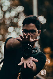 mand, kamera, hænder, mørk, dslr, fokus, han-, nat, person, fotograf, fotografering, positur, rekreation, gade, have på, en person, rigtige mennesker, kamera - fotografisk udstyr, fokus på forgrunden, fotografere, fotografering temaer, bedrift, livsstil, portræt, aktivitet, fotografisk udstyr, ung voksen, forfra, fritidsaktivitet, teknologi, briller, beskæftigelse, digitalt kamera, digitalt enkeltlinsrefleks kamera, SLR kamera, 5K, CC0, offentligt domæne, royaltyfrie