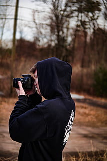elektronika, aparat fotograficzny, człowiek, osoba, fotograf, zdjęcie, fotografia, odzież, strój, kaptur, Bluza, sweter, ziemia, roślina, pnia drzewa, drzewo, obiektyw aparatu, impala, dzikiej przyrody, ssak, jedna osoba, tematy fotograficzne, fotografowanie, prawdziwi ludzie, aparat fotograficzny - sprzęt fotograficzny, technologia, skupić się na pierwszym planie, spędzania wolnego czasu, czynność, trzymać, sprzęt fotograficzny, pas w górę, mężczyźni, wylądować, styl życia, Natura, na stojąco, aparat cyfrowy, cyfrowa lustrzanka jednoobiektywowa, na dworze, zasłonięta twarz, kaptur - odzież, ciepłe ubranie, 5K, CC0, domena publiczna, darmowe zdjęcia