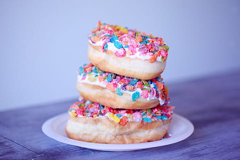 bunke af donuts, baggrund, bagt, bageri, bagning, fødselsdag, morgenmad, slik, fest, tæt på, farverig, farver, fløde, dessert, donuts, mad, mad tapet, sjovt, hjemmelavet, glasur, bagværk, regnbue, snacks, drysser, stak, sukker, sød, tre, behandle, godbidder, lækker, sødt mad, mad og drikke, overbærenhed, studio skud, fristelse, indendørs, ingen mennesker, friskhed, klar til at spise, kage, multi farvet, usund spisning, blå, farvet baggrund, snack, blå baggrund, 5K, CC0, offentligt domæne, royaltyfrie