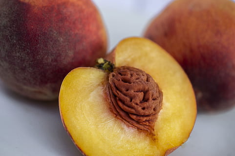 rote Früchte, Essen und Trinken, Lebensmittel, gesundes Essen, Obst, Wohlbefinden, Frische, keine Leute, Nahansicht, drinnen, Gruppe von Objekten, Studioaufnahme, Süßes Essen, Apfel - Frucht, Stillleben, Fokus auf den Vordergrund, gesunder Lebensstil, Pfirsich, zwei Objekte, Dessert, drei Objekte, reif, Snack, Versuchung, 5K, CC0, gemeinfrei, lizenzfrei