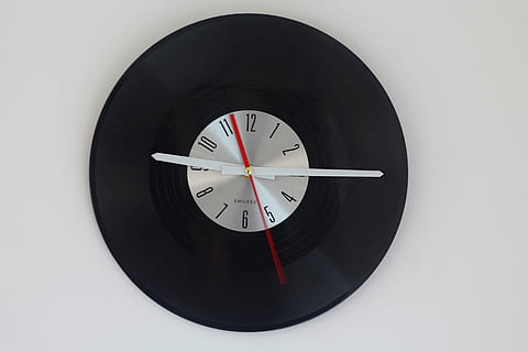 tid, ur, sekunder, holde øje, retro, ure, i forbifarten, time, cirkel, geometrisk form, form, ingen mennesker, indendørs, studio skud, tæt på, hvid baggrund, nummer, nøjagtighed, sort farve, murbygningsfunktion, teknologi, design, vægur, enkelt objekt, minut hånd, hvid farve, 4K, CC0, offentligt domæne, royaltyfrie