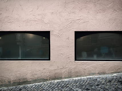rosa, vägg, pavior, fönster, gata, byggd struktur, arkitektur, byggnad exteriör, glas - material, inget folk, dag, utomhus, full ram, byggnad, reflexion, bakgrunder, solljus, väggbyggande funktion, transparent, texturerad, mönster, natur, närbild, 2K, CC0, offentligt domän, royaltyfria