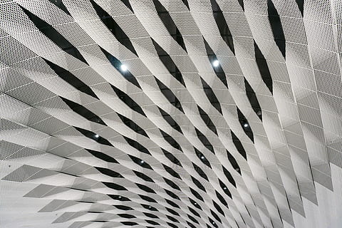 mønster, loft, stål, geometriske, futuristisk, indretning, metrostation, lys, monokromatisk, den vestlige metro, baggrunde, fuld ramme, tæt på, ingen mennesker, tekstureret, design, indendørs, abstrakt, gentagelse, metal, sollys, moderne, sølvfarvet, form, kreativitet, geometrisk form, skinnende, 5K, CC0, offentligt domæne, royaltyfrie