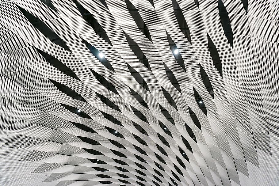 patró, sostre, acer, geomètric, futurista, decoració, estació de metro, llums, monocromàtic, disseny d'interiors, el metro oest, fons, marc complet, primer pla, cap gent, textura, disseny, a l'interior, resum, repetició, metall, llum solar, modern, color plata, forma, creativitat, forma geomètrica, brillant, 5K