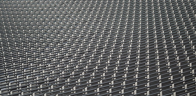 grauer Gitterrahmen, Dach, elektrisches Gerät, Solarplatten, gewebte, Textur, Bürogebäude, Gebäude, Schiefer, Steigung, Backstein, Pflanze, Gehweg, Pfad, Baum, Efeu, draußen, stehlen, Muster, Gitter, städtisch, Hintergründe, Vollbild, texturiert, keine Leute, Metall, Nahansicht, Wiederholung, gebaute Struktur, Wandbau - Funktion, drinnen, Design, die Architektur, Tag, Technologie, grau, Textil-, High Angle View, silberfarben, 5K, CC0, gemeinfrei, lizenzfrei