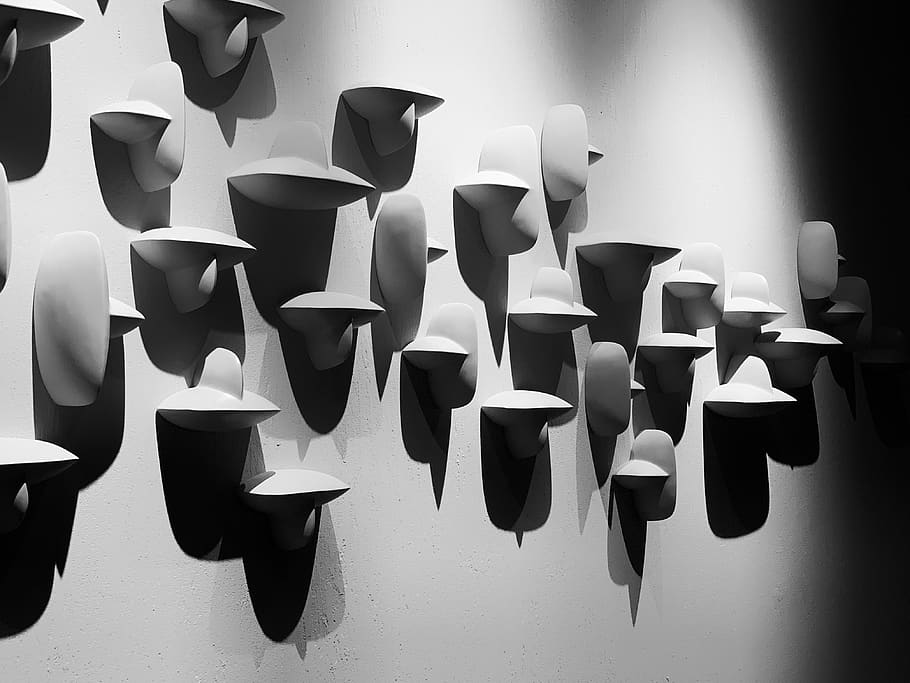 aplics de paret negres, pantalla de llum, llum, gris, alumini, cadira, mobles, tassa, aula, habitació, a l'interior, paper, disseny d'interiors, il·luminació, text, tassa de cafè, art Modern, art, menjador, art i artesania, artesania, cap gent, gran grup d'objectes, creativitat, natura morta, funció de construcció de parets, dia, taula, origami, grup d'objectes, Color blanc, llum solar, ombra, naturalesa, en fila, arranjament, 4K
