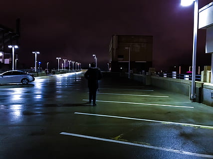 Dach, Himmel, Nacht-, Mann, weggehen, beleuchtet, Straße, Stadt, die Architektur, Strassenlicht, Transport, Rückansicht, gebaute Struktur, echte Menschen, eine Person, Kraftfahrzeug, Lichtanlage, Auto, Zeichen, Gebäudehülle, Landfahrzeug, Stadt leben, 1080P, CC0, gemeinfrei, lizenzfrei