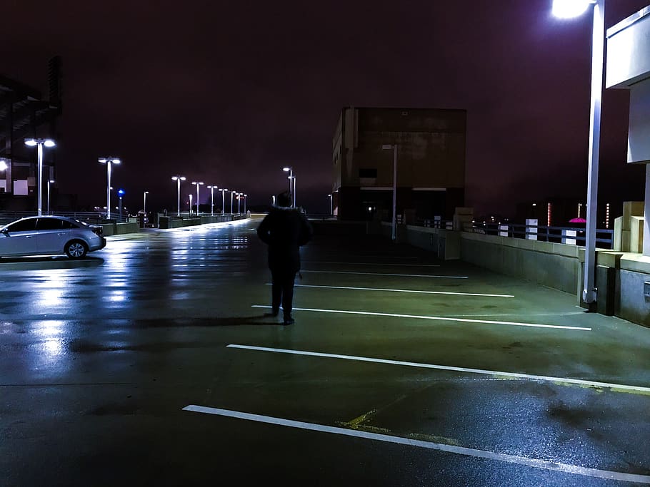 Dach, Himmel, Nacht-, Mann, weggehen, beleuchtet, Straße, Stadt, die Architektur, Strassenlicht, Transport, Rückansicht, gebaute Struktur, echte Menschen, eine Person, Kraftfahrzeug, Lichtanlage, Auto, Zeichen, Gebäudehülle, Landfahrzeug, Stadt leben, 1080P