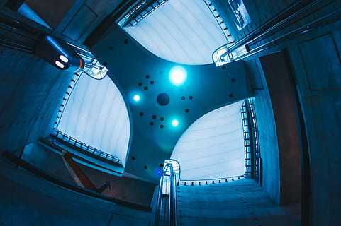 vista d'angolo, bianca, dipinto, costruzione, interno, alzando lo sguardo, forma, blu, splendore, astratto, buio, luce, stoccarda, Germania, spazio, futuristico, minimo, architettura, moderno, in casa, scala, scala mobile, scena urbana, all'interno di, struttura costruita, stazione della metropolitana, pavimentazione, nessuno, vuoto, attività commerciale, corridoio, soffitto, vita di città, acciaio, passaggi, mezzi di trasporto, industria di costruzioni, design, Sala d'ingresso, vetro - materiale, edificio per uffici, finestra, stazione, luce - fenomeno naturale, riflessione, metallo, città, Entrata, 4K, CC0, dominio pubblico, privo di copyright