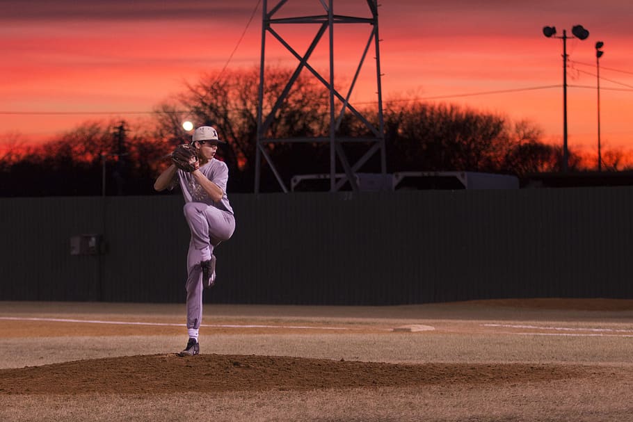 home, pitching, beisbol, posta de sol, humà, persona, gent, sortida del sol, cel, alba, vespre, naturalesa, a l'aire lliure, cel vermell, seguin, Estats Units, Brea, punt de mira, camp, vermell, taronja, llum, longitud completa, una persona, esport, estils de vida, activitat d'oci, roba, moviment, de peu, color taronja, persones reals, adult, adult jove, roba esportiva, activitat, tecnologia, 5K