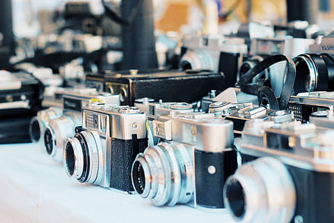 Kamera, Elektronik, Digitalkamera, Rad, Maschine, Markt, Filmkamera, Jahrgang, Gurt, Gebäude, Objektivkappe, Leichtmetallfelge, gesprochen, Videokamera, Kameraobjektiv, Fabrik, Fließband, Adapter, Keramik, Antriebswelle, in einer Reihe, Industrie, drinnen, große gruppe von gegenständen, selektiver Fokus, Maschinen, keine Leute, Transport, Nahansicht, Geschäft, Ausrüstung, Fokus auf den Vordergrund, Tag, Maschinenteil, Stillleben, Anordnung, Technologie, Metall, Transportmittel, Reifen, 5K, CC0, gemeinfrei, lizenzfrei