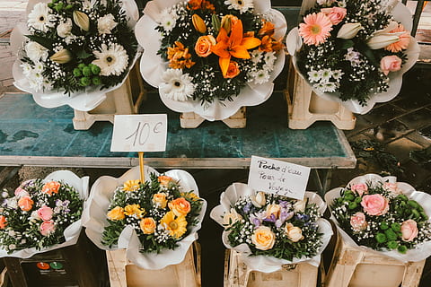 assortiment de bouquets de fleurs, fraîcheur, plante à fleurs, fleur, variation, plante, arrangement, vente au détail, choix, à vendre, étiquette de prix, fragilité, vulnérabilité, texte, marché, la communication, vue grand angle, petite entreprise, personne, beauté dans la nature, étal de marché, tête de fleur, arrangement de fleurs, bouquet, affichage de détail, vente, en plein air, marché aux fleurs, 5K, CC0, domaine public, libre de droits