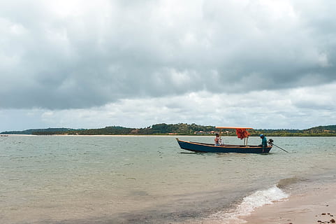 Pláž, pláže, mraky, letní, brasil, Příroda, cestovat, cestovní ruch, prázdnin, cestování, moře, loď, lodičky, oceán, krajina, námořní plavidlo, voda, přeprava, způsob dopravy, nebe, mrak - nebe, přistát, scenics - příroda, krása v přírodě, den, muži, obsazení, mimoměstské scény, venku, skutečných lidí, lidé, rybář, rybářská loď, 2K, CC0, veřejná doména, bez autorských práv