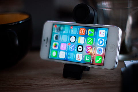 iphone, Telefon, Tabelle, Arbeit, Technologie, drinnen, Kommunikation, Nahansicht, beleuchtet, Verbindung, App, digitale Tablette, Fokus auf den Vordergrund, Bildschirm, Computer, kabellose Technologie, Steuerung, Wahl, keine Leute, Kunst, Kultur und Unterhaltung, Computerausrüstung, Computer benutzen, Variation, 2K, CC0, gemeinfrei, lizenzfrei