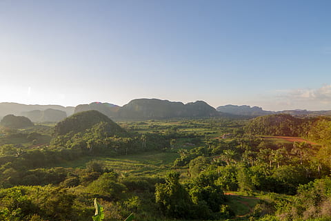 cuba, vinyes, naturalesa, arbres, Parc Nacional, posta de sol, flare de la lent, cel, escenics - natura, bellesa a la natura, escena tranquil·la, medi ambient, paisatge, tranquil·litat, planta, arbre, muntanya, cap gent, color verd, terra, escena no urbana, creixement, llum solar, dia, camp, còpia espai, a l'aire lliure, paisatge rodant, 4K, CC0, domini públic, lliure de regalies