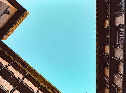 edificio marrone, appartamento, architettura, cielo blu, costruzione, esterno dell'edificio, luce del giorno, esterno, finestre di vetro, Casa, colpo basso angolo, all'aperto, cielo, finestra, struttura costruita, Inquadratura dal basso, cielo sereno, blu, nessuno, natura, città, giorno, copia spazio, moderno, edificio per uffici esterno, ufficio, luce del sole, alto - alto, direttamente sotto, grattacielo, 4K, CC0, dominio pubblico, privo di copyright