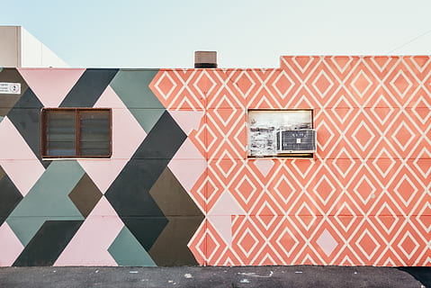 flerfarvet malede væg, væg, tæppe, kunst, maleri, vægmaleri, transportmidler, køretøj, van, graffiti, asfalt, vindue, hjem indretning, tekst, flise, vej, fodgængerfelt, bonsai, træ, vase, arkitektur, bygget struktur, bygning udvendig, dag, bygning, ingen mennesker, udendørs, himmel, natur, mønster, meddelelse, murbygningsfunktion, hus, skyfri himmel, sollys, metal, boligområde, sikkerhed, skilt, 5K, CC0, offentligt domæne, royaltyfrie