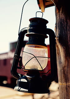 Laterne, Bergwerk, Bergbau, Nahansicht, Fokus auf den Vordergrund, Öllampe, Lichtanlage, keine Leute, Tag, draußen, Glas - Material, Stillleben, Natur, transparent, Tabelle, elektrische Lampe, Retro-Stil, Getränk, Sonnenlicht, Holz - Material, 5K, CC0, gemeinfrei, lizenzfrei