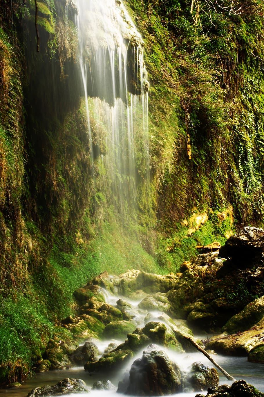 cascades de muntanya, colors, durant el dia, medi ambient, flux, que flueix, paisatge, exposició llarga, roques molses, muntanya, naturalesa, roques, escènic, corrent, llum solar, lapse de temps, aigua, cascades, humit, escenics - natura, cascada, bosc, bellesa a la natura, aigua que flueix, moviment borrós, moviment, arbre, rock, planta, sòlid, rock - object, terra, cap gent, a l'aire lliure, selva tropical, poder a la natura, caient aigua, 4K