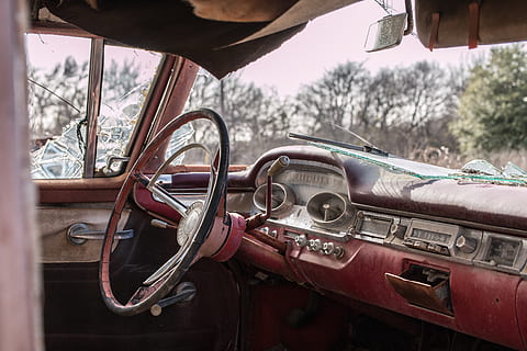 oldtimer, stary, automatyczny, rdza, antyczny, zardzewiały, rozkład, czerwony, środek transportu, transport, samochód, pojazd silnikowy, pojazd lądowy, dzień, kierownica, wnętrze pojazdu, panel sterowania, drzewo, przednia szyba, skupić się na pierwszym planie, szkło - materiał, w stylu retro, wnętrze samochodu, Natura, deska rozdzielcza, żadnych ludzi, metal, na dworze, 5K, CC0, domena publiczna, darmowe zdjęcia