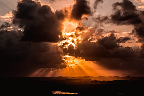 immagine della sagoma, corpo, acqua, nuvole, bellissimo, alba, drammatico, orizzonte dorato, ora d'oro, luce, panoramico, cielo, i raggi del sole, tramonto, nuvola - cielo, bellezza nella natura, cielo drammatico, tempesta, scenics - natura, nessuno, natura, nuvoloso, ambiente, temporale, soggezione, colore arancione, nuvola temporalesca, Cloudscape, orizzonte, idilliaco, all'aperto, potere in natura, buio, infausto, meteorologia, 4K, CC0, dominio pubblico, privo di copyright