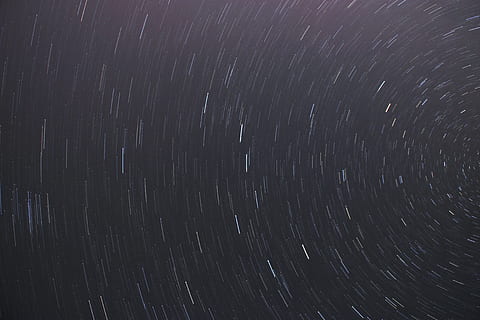 imatge giratòria negra, naturalesa, a l'aire lliure, astronomia, espai, univers, espai exterior, nit, nebulosa, cel estrellat, llum, flamarada, cometa, telescopi, dispositiu elèctric, antena, radiotelescopi, Via Làctea, camp, teranyina, patró, estrella - espai, estel, exposició llarga, cap gent, moviment, estrella, marc complet, fons, galàxia, camp estel·lar, escenics - natura, moviment borrós, cel, infinit, bellesa a la natura, concèntric, espai i astronomia, 5K, CC0, domini públic, lliure de regalies