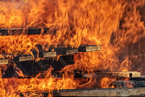 platform yang terbakar, api, kayu, kuat, membakar, panas, Jeruk, merah, merokok, kekuatan, pembakaran, api - fenomena alam, suhu panas, alam, komunikasi, tidak ada orang, tanda peringatan, tanda, warna oranye, penghancuran, gerakan, bahan kayu, lingkungan Hidup, di luar rumah, api unggun, malam, bersinar, 8K, CC0, domain publik, bebas royalti