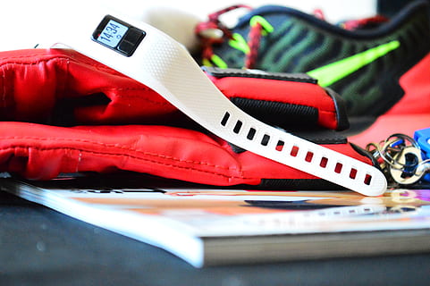 ginástica, tech, tecnologia, rastreador, boxe, luvas, computador, digital, futurista, eletrônico, ainda vida, ninguém, fita métrica, fechar-se, mesa, dentro de casa, roupas, moda, foco seletivo, têxtil, grande grupo de objetos, dia, sapato, número, focar em primeiro plano, preparação, couro, grupo de objetos, equipamento, 5K, CC0, domínio público, royalty free