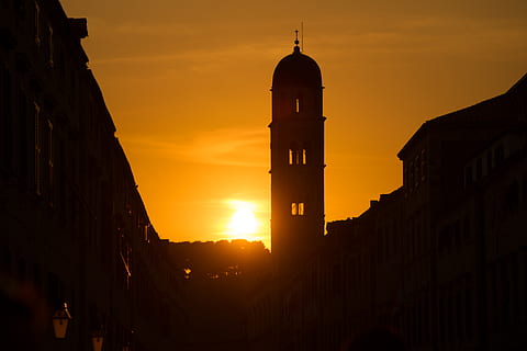 Dom, puesta de sol, ajuste, naranja, ciudad, Iglesia, exterior del edificio, arquitectura, cielo, estructura construida, color naranja, edificio, silueta, lugar de adoración, naturaleza, torre, nadie, religión, espiritualidad, creencia, al aire libre, destinos de viaje, 5K, CC0, dominio público, libre de derechos
