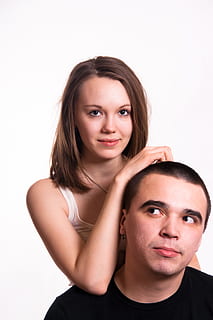 biały, tło, studio, portret, młody, przytulać, odosobniony, człowiek, dwa, szczęście, żona, męski, żonaty, ludzie, kochanek, kaukaski, Płeć żeńska, moda, uśmiechnięty, miłość, uroczy, rodzina, dziewczynka, kobieta, osoba, mąż, razem, radość, cicha sympatia, para, mężczyzna, patrząc na aparat, studio strzał, młody dorosły, dwoje ludzi, białe tło, młode kobiety, dorosły, wewnątrz, kobiety, przedni widok, emocja, część ludzkiego ciała, odetnij, codzienne ubrania, piękno, para - związek, nastolatek, śliczna kobieta, fryzura, ludzka twarz, 5K, CC0, domena publiczna, darmowe zdjęcia