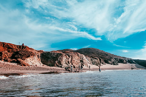oameni, malul marii, Munte, plajă, lumina zilei, peisaj, natură, ocean, roci, nisip, pitoresc, mare, peisaj marin, cer, apă, valuri, frumusețe în natură, scenice - natura, malul mării, o scenă liniștită, liniște, nor - cer, zi, scenă non-urbană, idilic, nici o persoana, stâncă, la distanta, în aer liber, mediu inconjurator, 5K, CC0, domeniu public, fără drepturi de autor