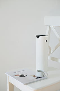weißer Plastikkrug, drinnen, Stillleben, Tabelle, kopieren sie platz, keine Leute, weiße Farbe, Tasse, Becher, Papier-, Nahansicht, Büro, Abwesenheit, leeren, Kaffeetasse, Studioaufnahme, Essen und Trinken, Stuhl, Wandbau - Funktion, Getränk, Geschäft, Geschirr, 5K, CC0, gemeinfrei, lizenzfrei