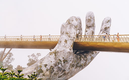 pont del palmell, destral, eina, persona, humà, gent, turons, boira, boirina, els dits, vietnam, pont, paisatge, mà, asia, vista, muntanya, llum, flamarada, roba, naturalesa, connexió, cel, cel clar, dia, pont - estructura feta per l'home, estructura construïda, arquitectura, aigua, a l'aire lliure, barana, còpia espai, vista d’angle baix, transport, cap gent, arbre, material de fusta, passarel·la, art i artesania, 2K, CC0, domini públic, lliure de regalies