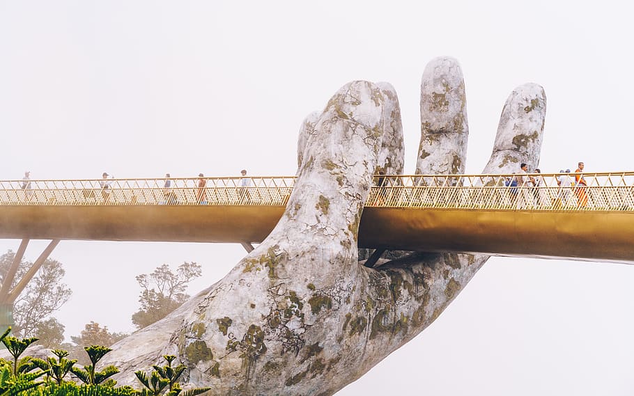 pont del palmell, destral, eina, persona, humà, gent, turons, boira, boirina, els dits, vietnam, pont, paisatge, mà, asia, vista, muntanya, llum, flamarada, roba, naturalesa, connexió, cel, cel clar, dia, pont - estructura feta per l'home, estructura construïda, arquitectura, aigua, a l'aire lliure, barana, còpia espai, vista d’angle baix, transport, cap gent, arbre, material de fusta, passarel·la, art i artesania, 2K
