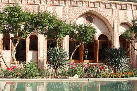 kashan, iran, casa antiga, ameriha, planta, arquitectura, estructura construïda, exterior de l'edifici, creixement, arc, naturalesa, dia, edifici, arbre, planta amb flors, cap gent, flor, planta en test, a l'aire lliure, finestra, aigua, bellesa a la natura, Palmera, columna arquitectònica, pati, piscina, 5K, CC0, domini públic, lliure de regalies