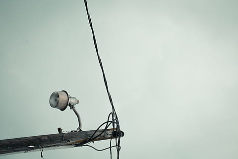 luce, powerline, nuvoloso, copia spazio, natura, tecnologia, giorno, nessuno, connessione, Inquadratura dal basso, comunicazione, attrezzatura per l'illuminazione, cielo, cavo, all'aperto, megafono, cielo sereno, apparecchiature di telecomunicazione, animale, lampione, architettura, vertebrato, 5K, CC0, dominio pubblico, privo di copyright
