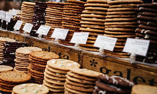 flatbread display butikk, kjeks, cookie, stable, mat, bakt, baker, bake, vise, marked, skilt, cooky, mat og Drikke, overflod, selektiv fokusering, søt mat, innendørs, stor gruppe gjenstander, valg, variasjon, friskhet, overbærenhet, butikk, detaljhandel, ordning, på rad, tekst, søt, ingen folk, virksomhet, fristelse, matbit, 5K, CC0, offentlig domene, opphavsrett gratis
