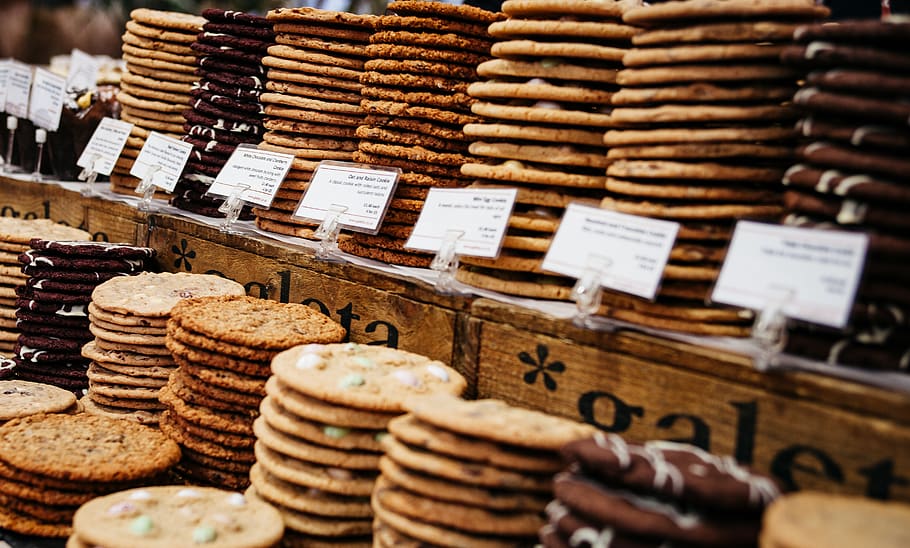 soubory cookie, sušenky, rozmazat, detail, soustředit se, jídlo, trh, zboží, hromada, Prodej, odbyt, prodat, nakupování, hromádky, skladem, jídlo a pití, hojnost, velká skupina objektů, selektivní zaměření, uvnitř, sladké jídlo, svěžest, výběr, požitek, variace, pečený, text, nikdo, uspořádání, v řadě, maloobchodní, obchod, zásobník, pokušení, 5K