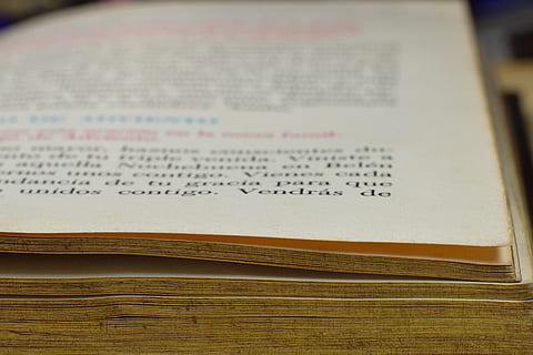 libro, texto, Biblia, conocimiento, soy un estudiante, libros, página, leer, información, sabiduría, investigación, aprendizaje, aprender, papel, diccionario, antiguo, vendimia, novela, páginas, literario, estudiando, biblioteca, publicación, educación, adentro, nadie, comunicación, naturaleza muerta, abierto, literatura, de cerca, vista de alto ángulo, mesa, material de madera, escritura occidental, guión no occidental, 5K, CC0, dominio público, libre de derechos