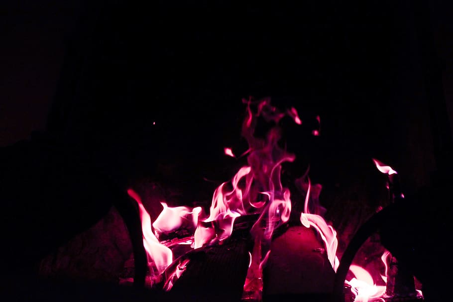 ild, flammer, flamme, hed, varme, Camping, lilla, lilla flammer, træ, brænding, neon, lys, mærkelig, ildsted, stak, brand show, varme - temperatur, nat, brand - naturligt fænomen, ingen mennesker, sort baggrund, mørk, bål, log, bevægelse, natur, træ - materiale, studio skud, tæt på, indendørs, Brænde, begivenhed, lejrbål, 4K